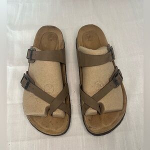 Cushionaire Tan Cross-Strap Sandals with Buckles Size 8M